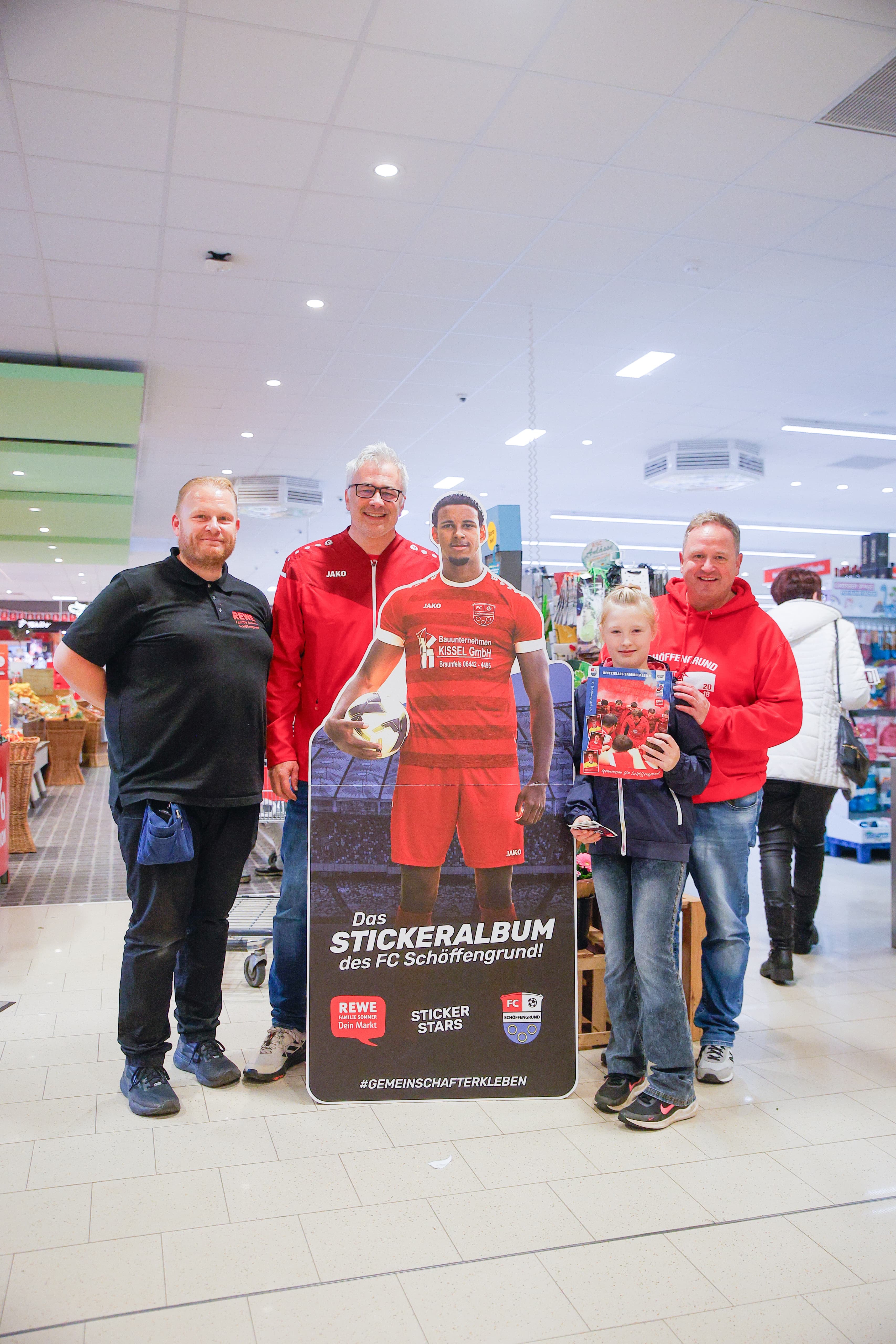Großer Auftakt zur Stickerstars-Aktion beim REWE-Markt Sommer in Schwalbach